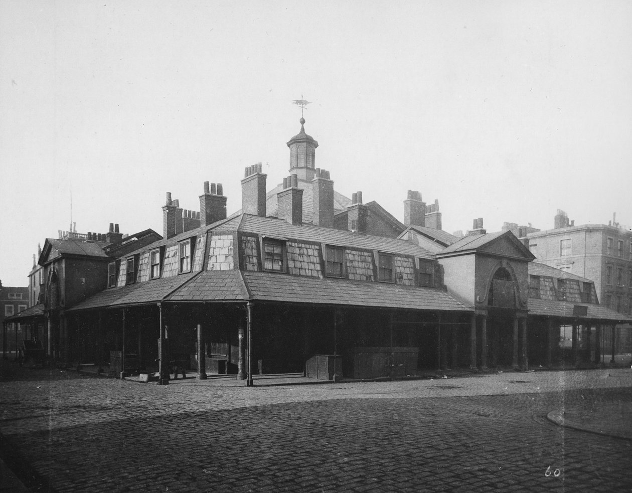 The Oxford Market House, Great Titchfield Street, na północ od Oxford Street, ok. 1880 r. autorstwa Henry Dixon