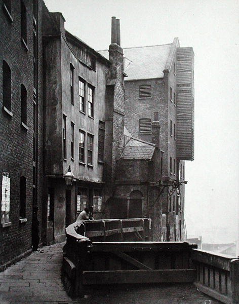 Widok postaci w St. Mary Overie Dock, Bankside autorstwa Henry Dixon