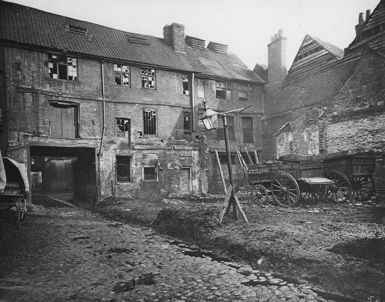 White Hart Inn Yard, Southwark, c.1881 autorstwa Henry Dixon