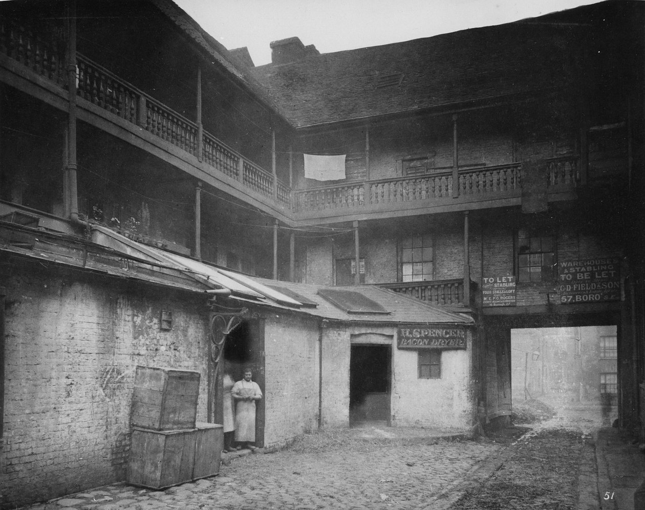 White Hart Inn Yard, Southwark, c.1881 autorstwa Henry Dixon