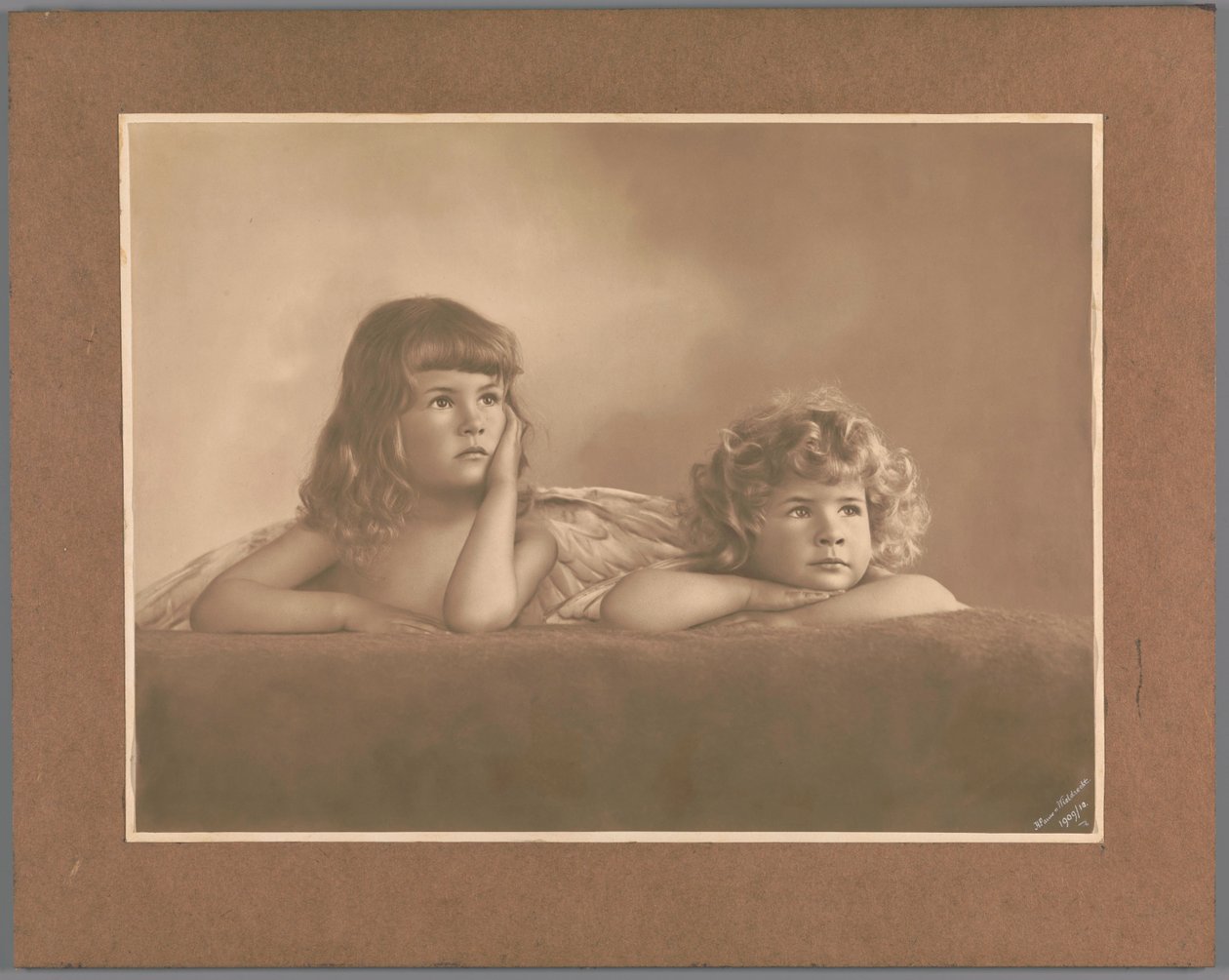 Portret Agnes Renée i Irène Heloïse Pauw van Wieldrecht, córek fotografa, w pozie zapożyczonej z puttów na Madonnie Sykstyńskiej Rafaela (Drezno, Galerie Alte Meister) autorstwa Henry Pauw van Wieldrecht