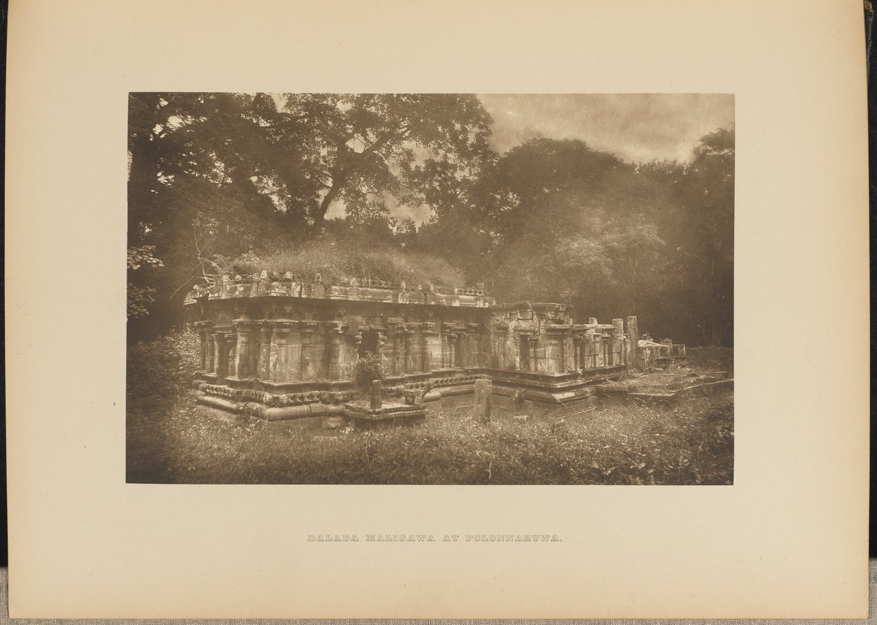 Dalada Maligawa w Polonnaruwa autorstwa Henry W. Cave