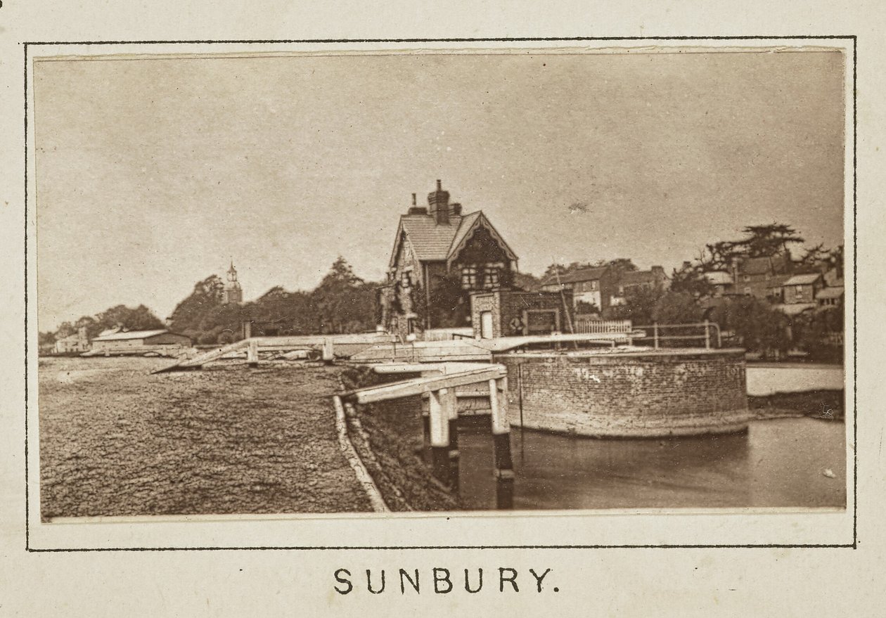 Sunbury autorstwa Henry W. Taunt