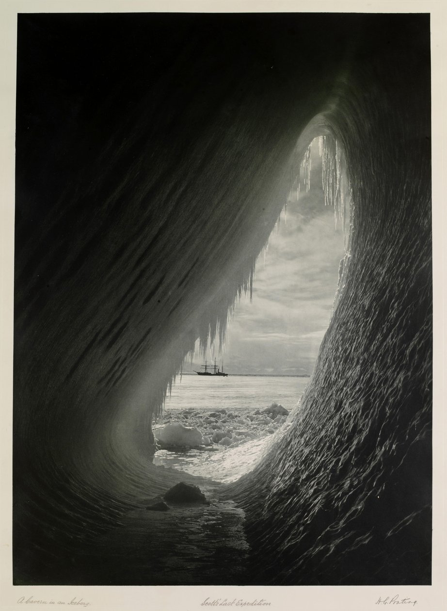 Jaskinia w górze lodowej; Scotts Last Expedition, Brytyjska Ekspedycja Antarktyczna autorstwa Herbert Ponting