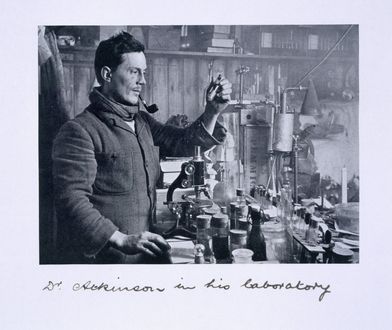 Dr Atkinson w swoim laboratorium, z „Ostatniej wyprawy Scotta” autorstwa Herbert Ponting