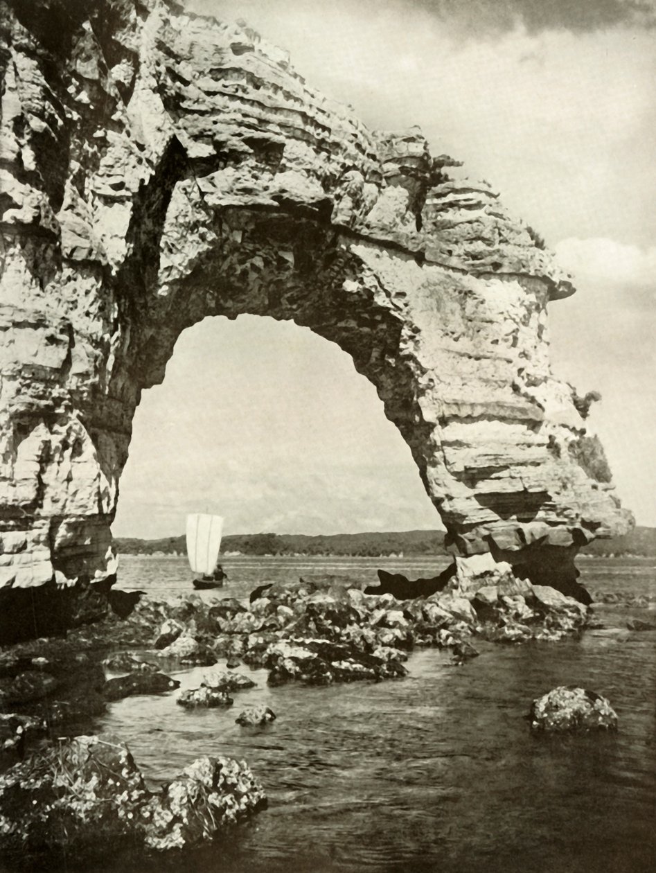 Łuk noszony przez morze w Matsushima, 1910. autorstwa Herbert Ponting