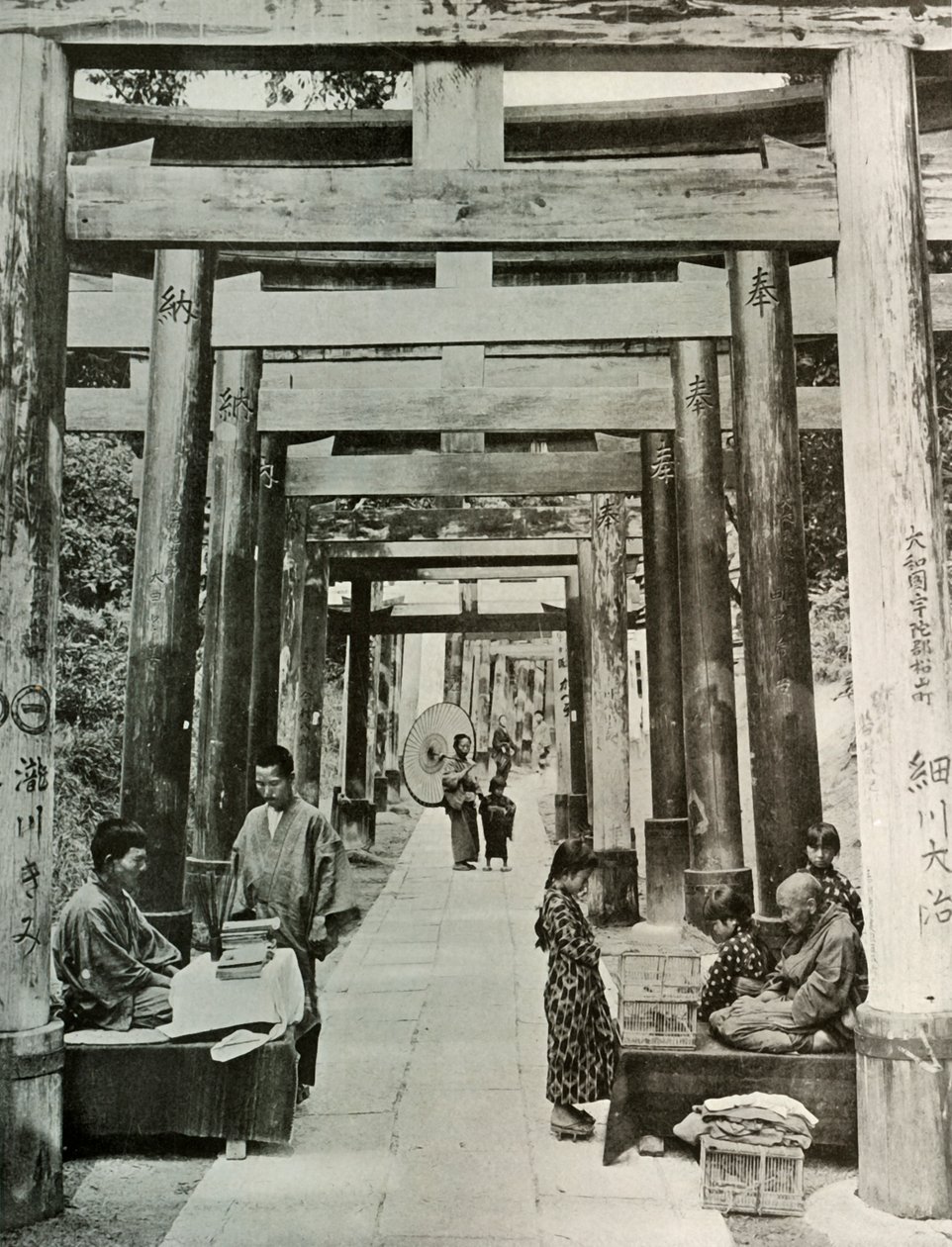 Aleja Torii w Inari, 1910. autorstwa Herbert Ponting