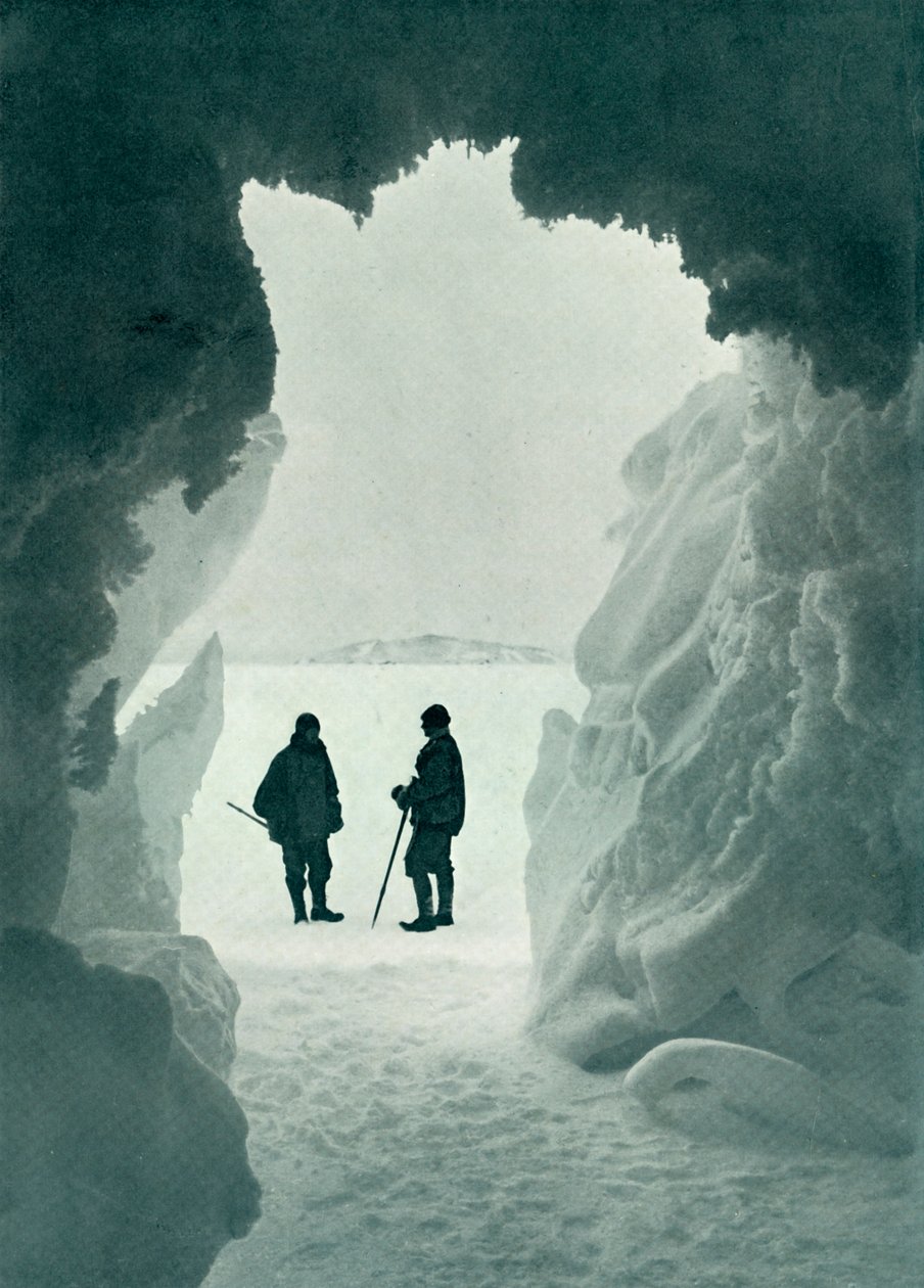 An Ice Grotto - Wyspa namiotowa w odległości Kapitan Scott i Wright, c1911, 1913 autorstwa Herbert Ponting