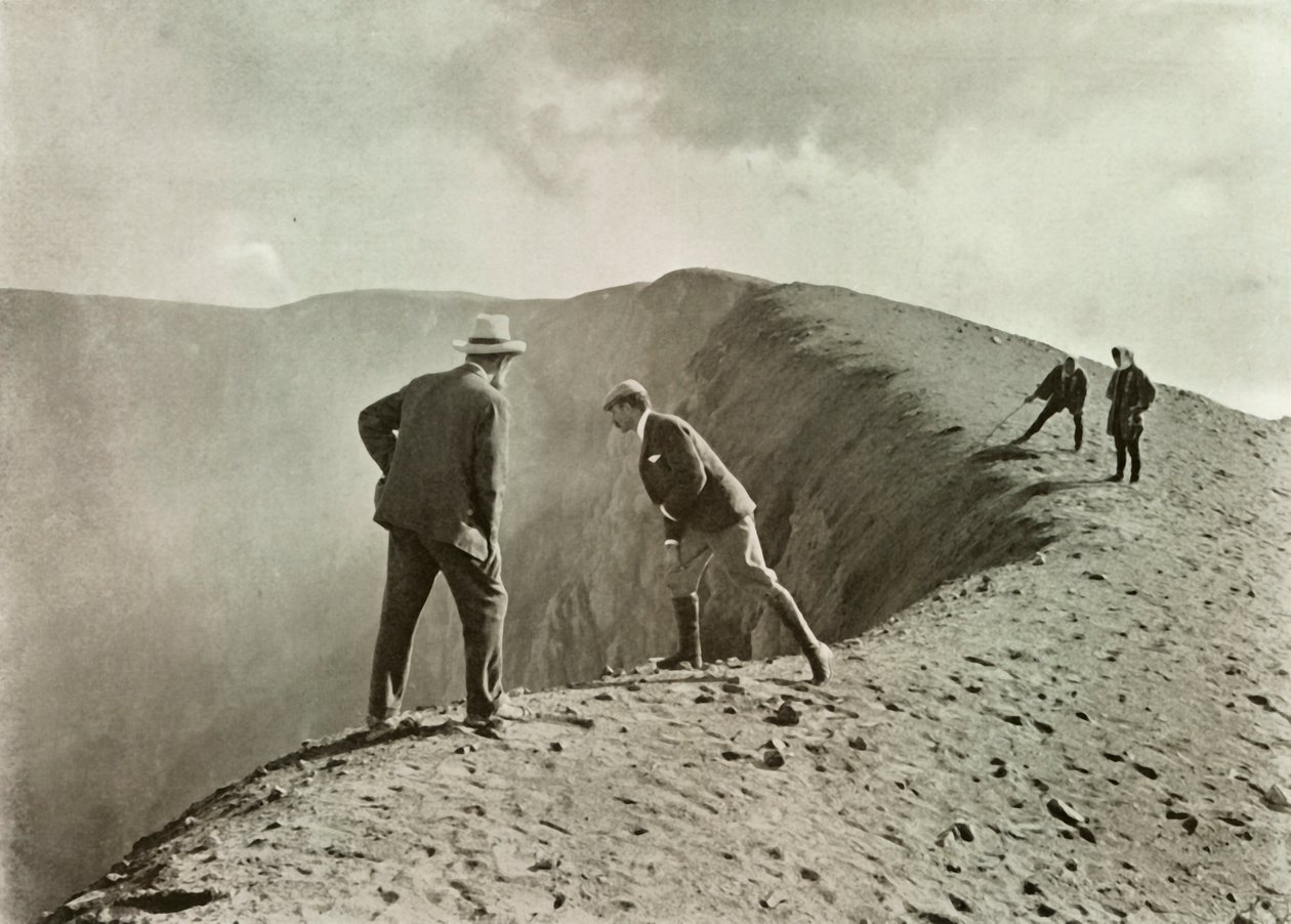 Na krawędzi kraterów, Asama-Yama, 1910. autorstwa Herbert Ponting