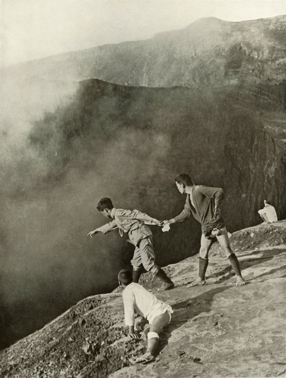 Na krawędzi kraterów, Aso-San, 1910. autorstwa Herbert Ponting