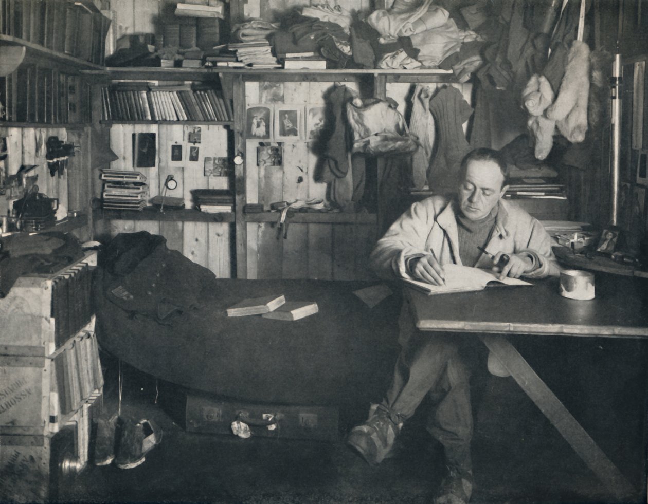 Kapitan Scott pisze swój pamiętnik w chacie w Cape Evans, c1911, 1914. autorstwa Herbert Ponting
