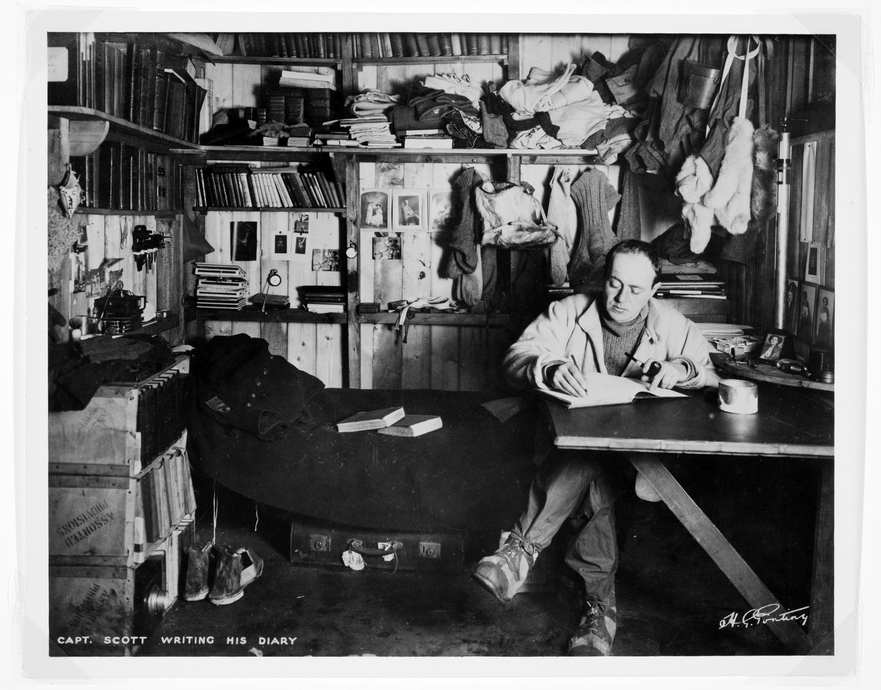 Kapitan Scott piszący swój Dziennik, podczas wyprawy „Terra Nova” (1910-13) na biegun południowy (druk bromowy) autorstwa Herbert Ponting