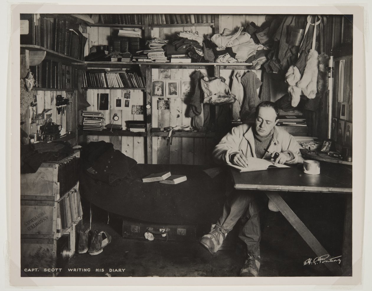 Kapitan Scott piszący swój dziennik podczas wyprawy Terra Nova (1910-13) na biegun południowy (odbitka bromowa) autorstwa Herbert Ponting