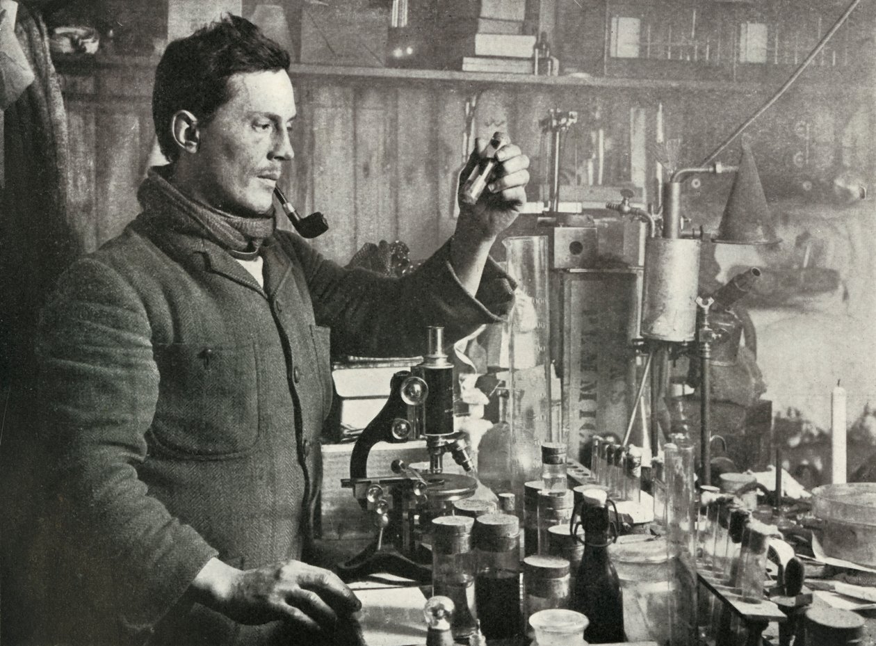 Dr Atkinson w swoim laboratorium, 15 września 1911, 1913 autorstwa Herbert Ponting