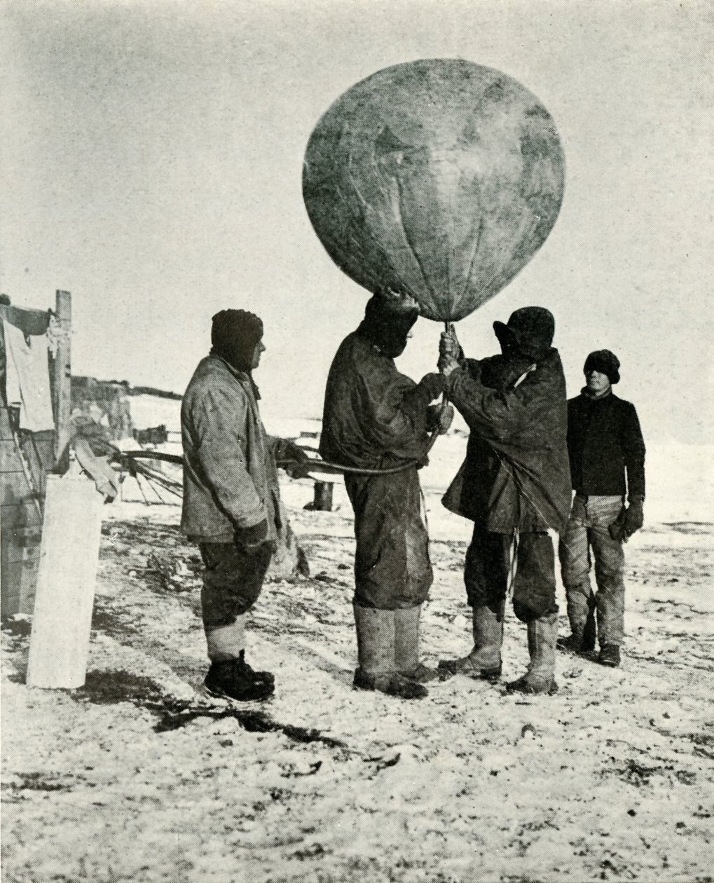 Dr Simpson wysyłający balon, 1911, 1913 autorstwa Herbert Ponting