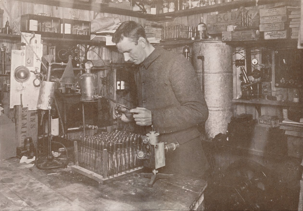 Dr Simpson w swoim laboratorium, 21 grudnia 1911, 1913 autorstwa Herbert Ponting