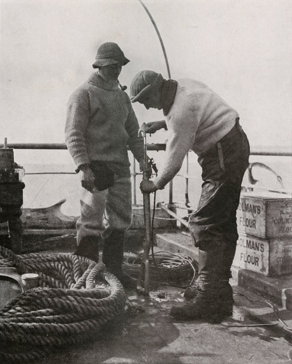 Dr Wilson i dr Atkinson ładowanie pistoletu harpunowego, c19101913, 1913 autorstwa Herbert Ponting