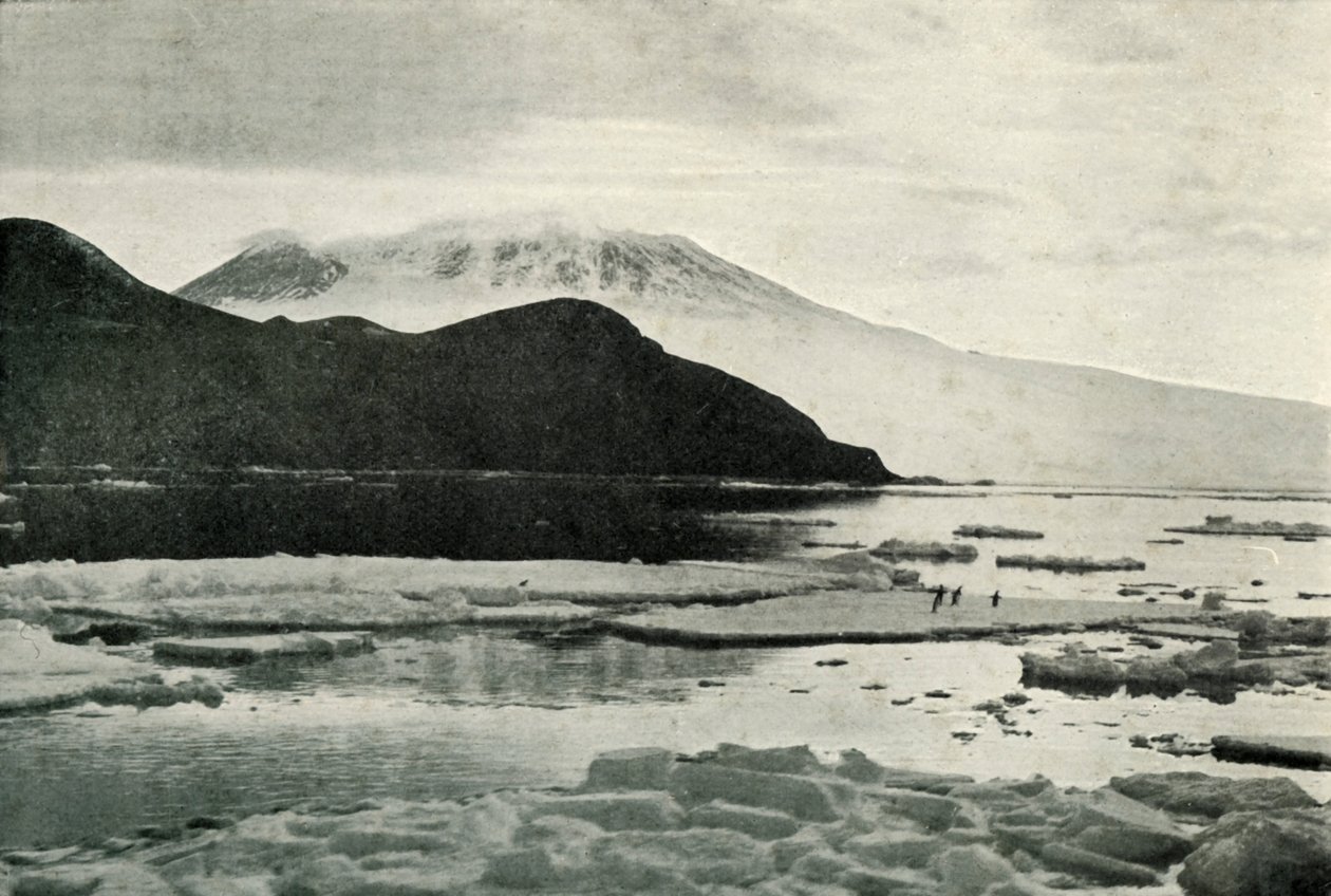 Wejście do cieśniny McMurdo - Cape Bird i Mount Erebus, c19101913, 1913 autorstwa Herbert Ponting