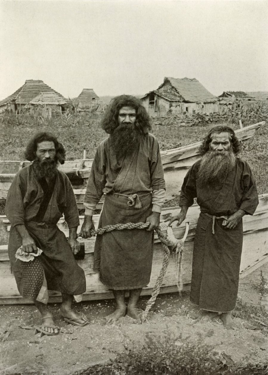 Happu Konno, Łowca w centrum i Dwóch rybaków Ajnów, 1910. autorstwa Herbert Ponting