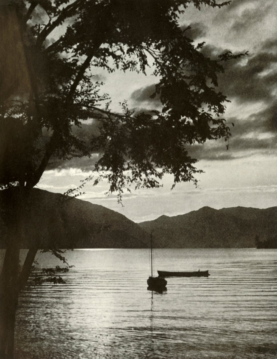 Jezioro Chuzenji, 1910. autorstwa Herbert Ponting