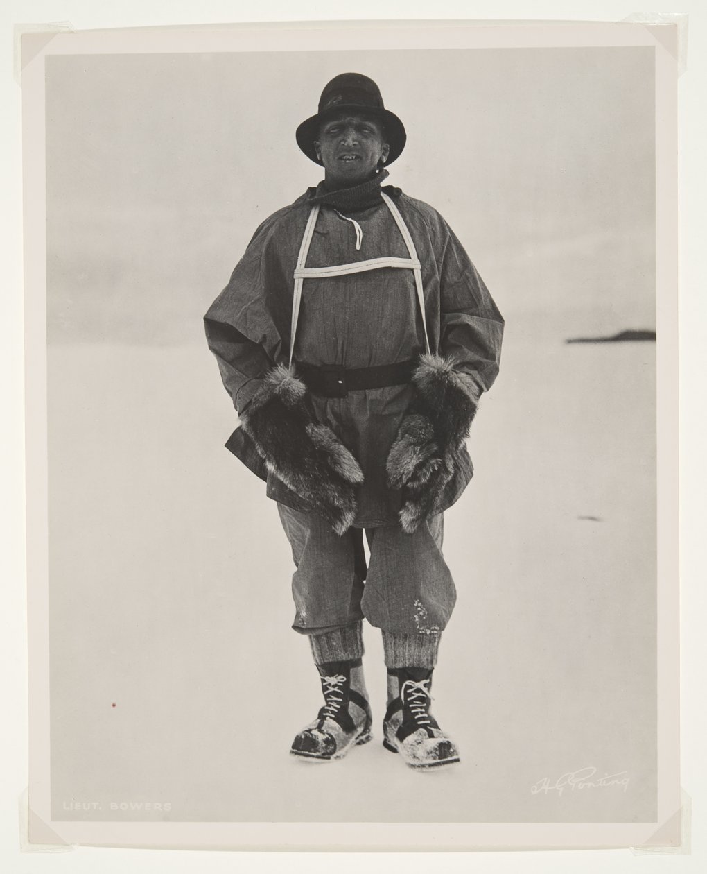 porucznik. Altany podczas wyprawy Terra Nova (1910-13) na Biegun Południowy (odbitka bromowa) autorstwa Herbert Ponting