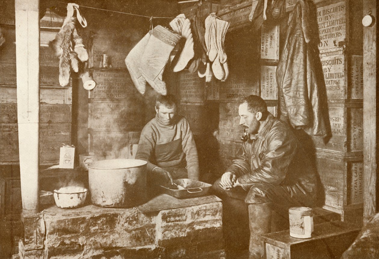 Meares i Demetri przy piecu tłuszczowym w schronisku Discovery, 3 listopada 1911, 1913 autorstwa Herbert Ponting