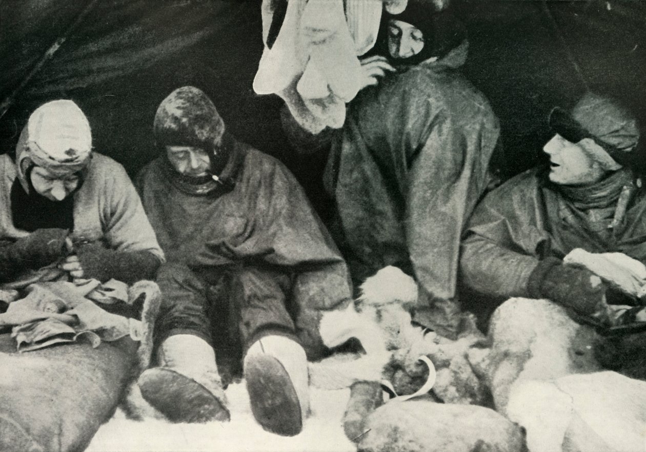 Członkowie partii polarnej wsiadają do śpiworów, c1911, 1913. autorstwa Herbert Ponting
