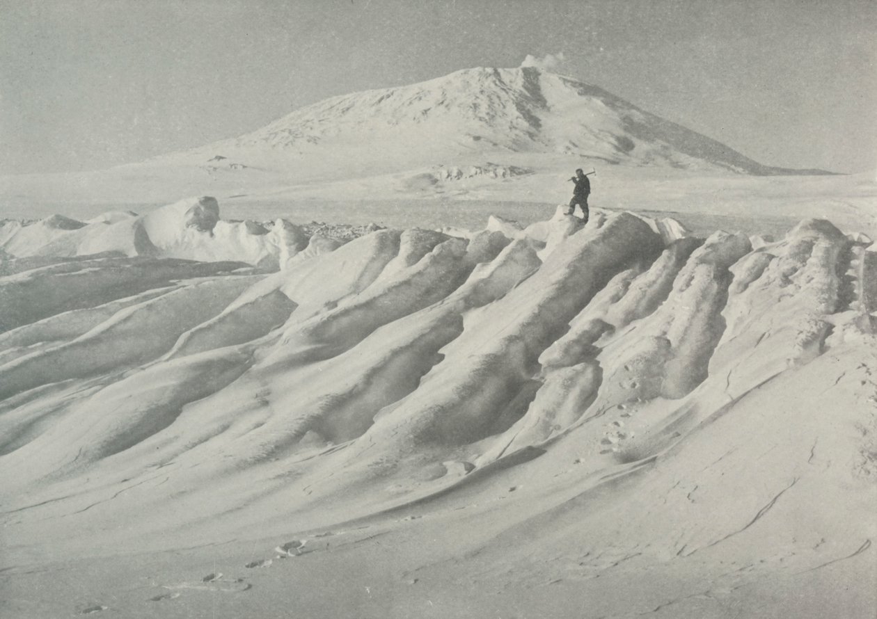 Góra Erebus nad wysłużoną przez wodę górą lodową, październik 1911, 1913 autorstwa Herbert Ponting