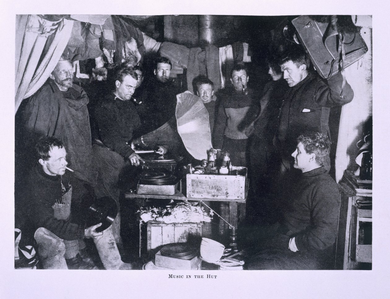 Muzyka w chacie (w tym kpt. Scott), z „Ostatniej wyprawy Scotta” autorstwa Herbert Ponting