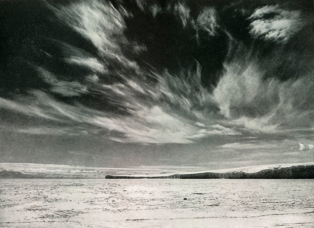 Niezwykłe chmury Cirrus nad lodowcem Barne, 19 grudnia 1911, 1913 autorstwa Herbert Ponting