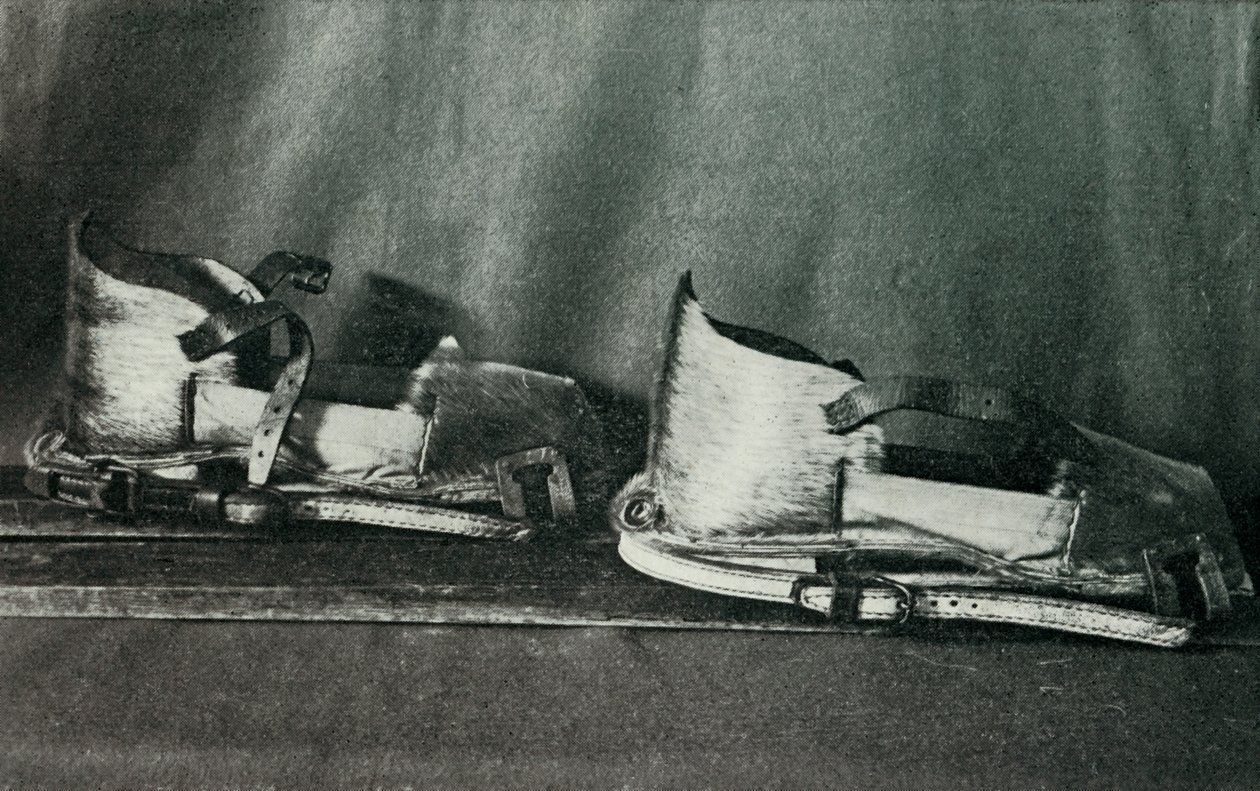 Buty narciarskie do użytku z Finnesko, c19101913, 1913 autorstwa Herbert Ponting