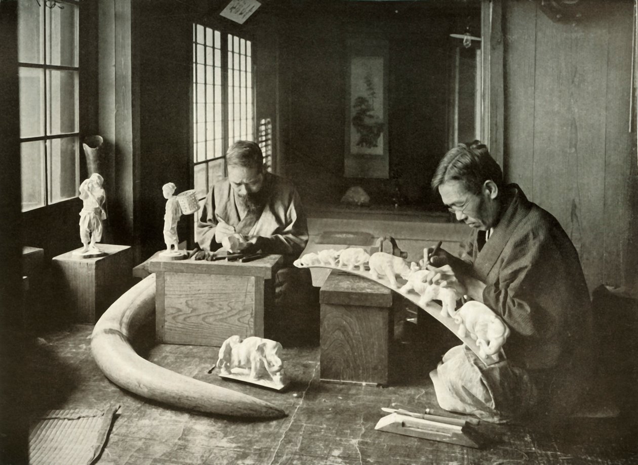 Rzeźbiarze z kości słoniowej, 1910. autorstwa Herbert Ponting