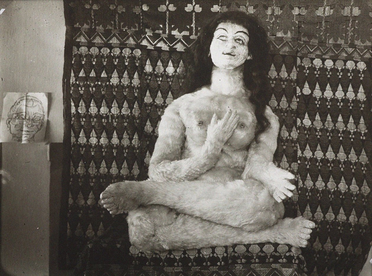 Lalka Almy Mahler w mieszkaniu Hermine Moos, ok. 1919 r. autorstwa Hermine Moos