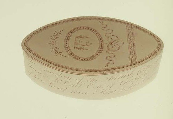 Pudełko wolności, podarowane Jamesowi McCallowi przez Scottish Corporation of Cork, 1790 (srebro) autorstwa Hester Bateman