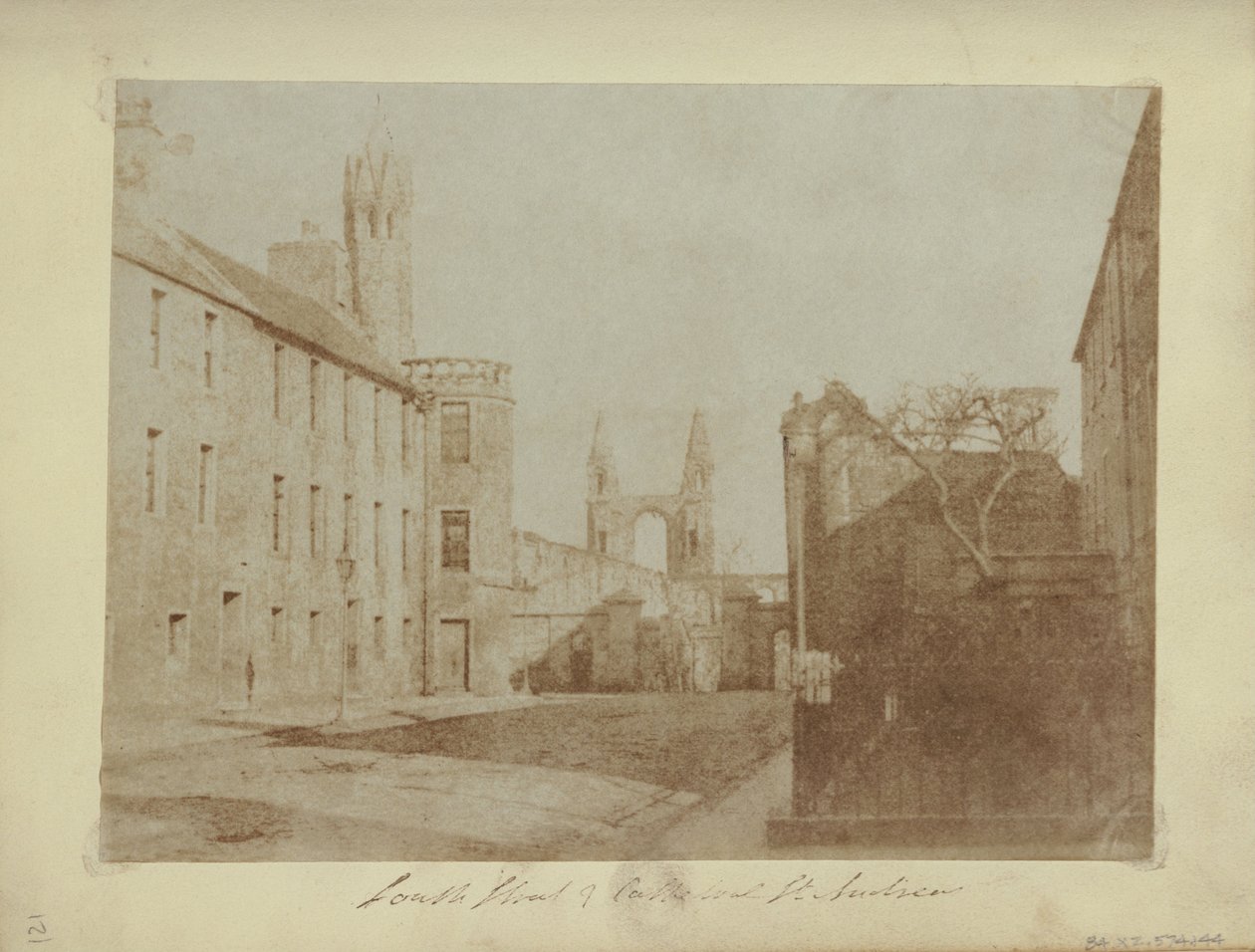 East End of South Street, St. Andrews, z ruinami katedry w oddali. autorstwa Hill and Adamson