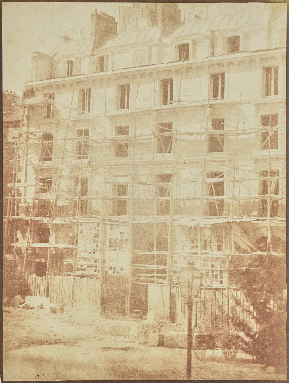 [Budowa Galerie de la Madeleine, Place de la Madeleine]. autorstwa Hippolyte Bayard