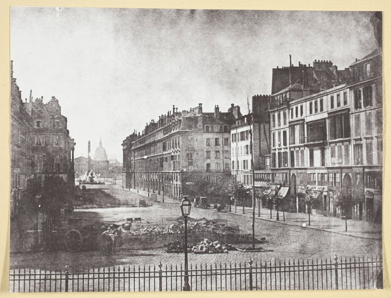 Rue Royale i pozostałości barykad z 1848 r. autorstwa Hippolyte Bayard