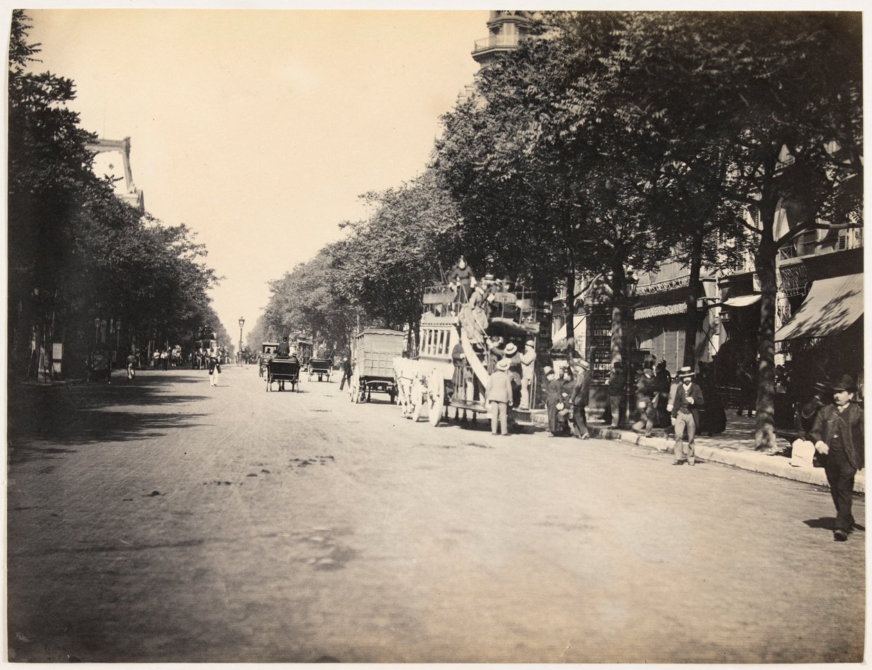 Omnibus na bulwarze w Paryżu, ok. 1890 r. (zdjęcie czarno-białe) autorstwa Hippolyte Blancard