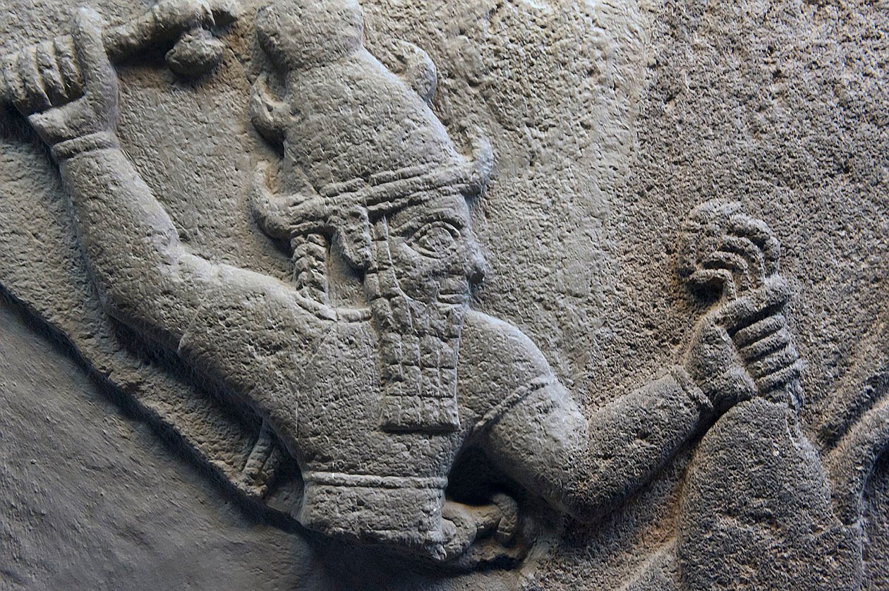 Szczegół bazaltowej steli boga burzy autorstwa Hittite