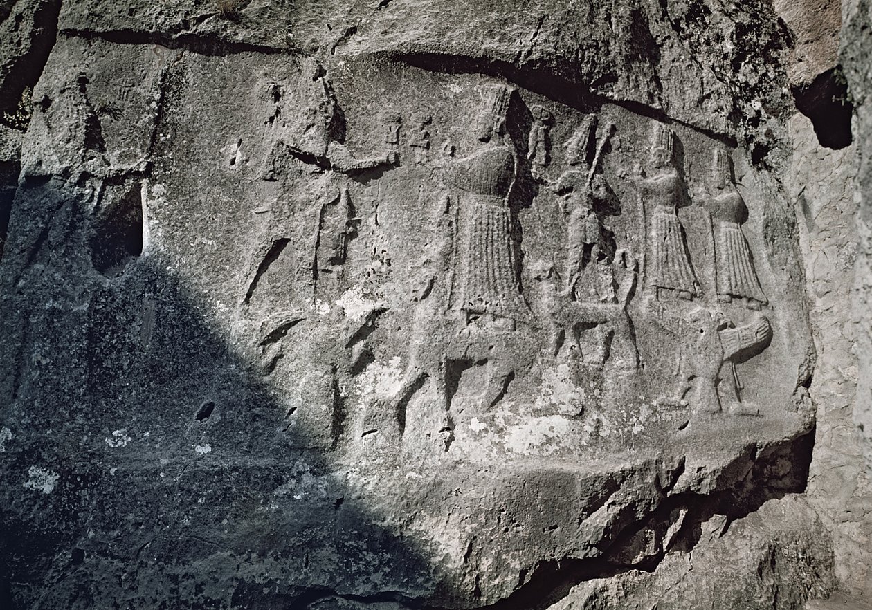 Fragment płaskorzeźb z komory A przedstawiający mistyczne zaślubiny boga burzy Teszuba i bogini matki ziemi, fot. Hepat autorstwa Hittite