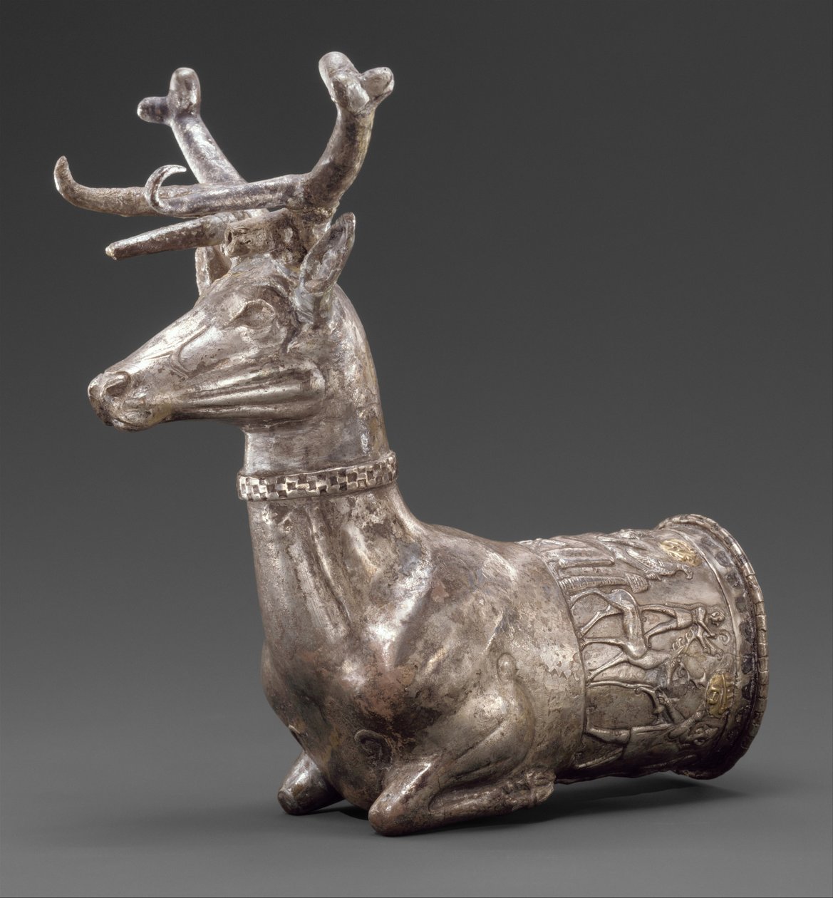 Naczynie zakończone na przodzie jelenia, ok. 1300 pne (srebro, inkrustacja złota) autorstwa Hittite
