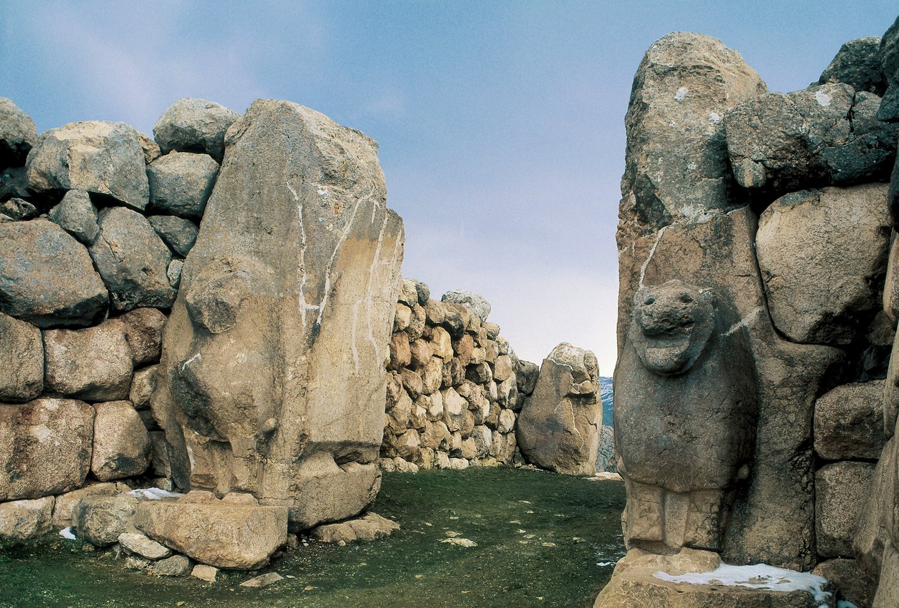 Widok na Bramę Lwów, jedno z pięciu wejść do ogrodzenia starożytnej stolicy Imperium Hetytów w Hattusha (obecnie Bogazkale), Turcja autorstwa Hittite