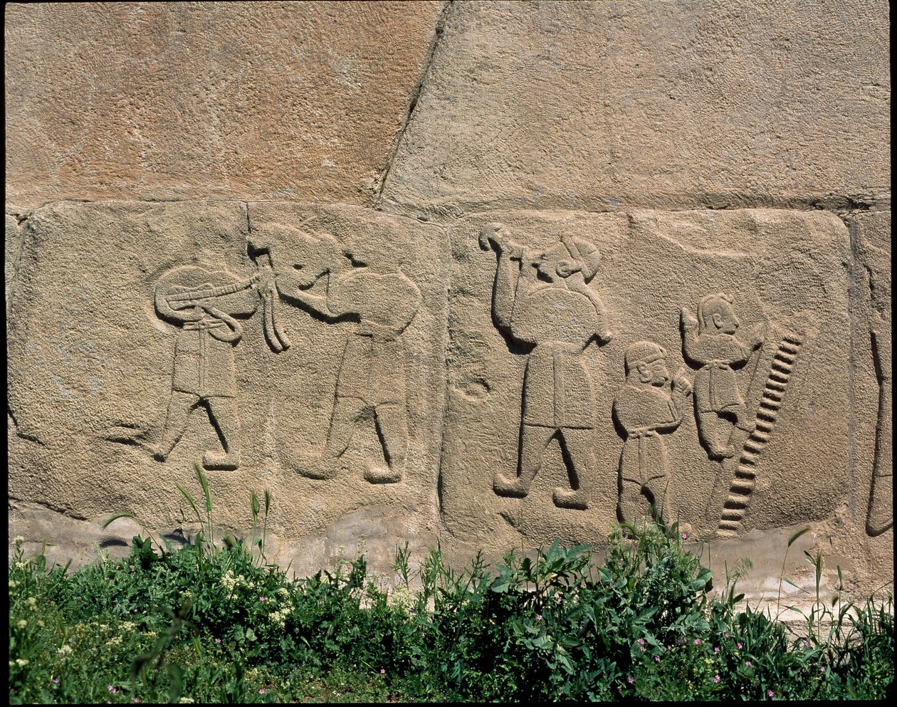 Widok podstawy płaskorzeźb Bramy Sfinksa autorstwa Hittite Hittite