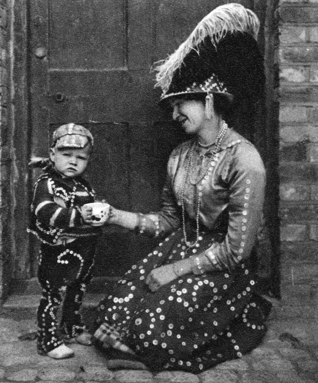 Pearly Queen i Pearly Prince, Londyn, 1926-1927 autorstwa Hoppe