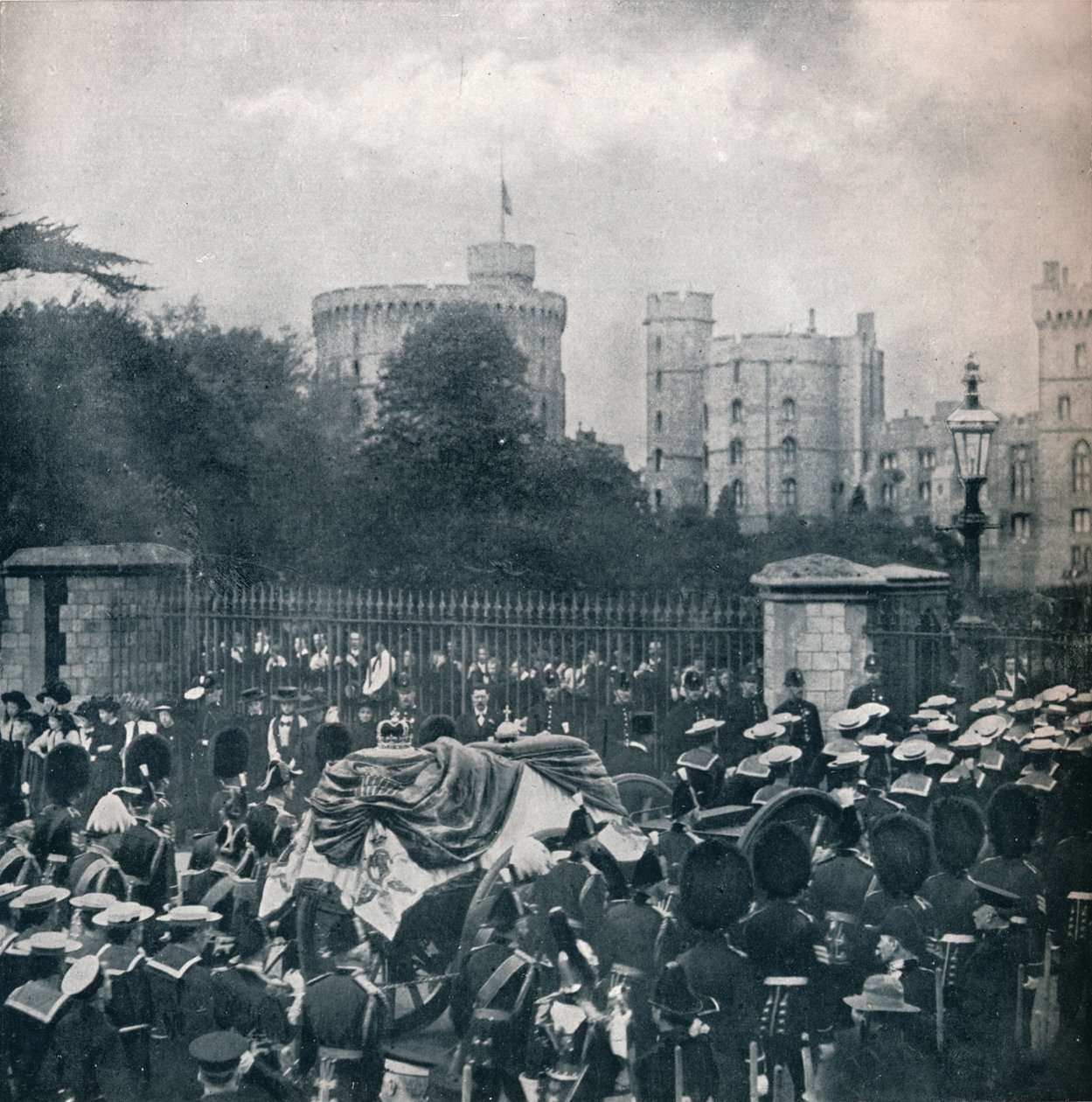 Karawan króla Edwarda VII został wciągnięty na teren zamku Windsor, 1910 1911 autorstwa Horace Walter Nicholls