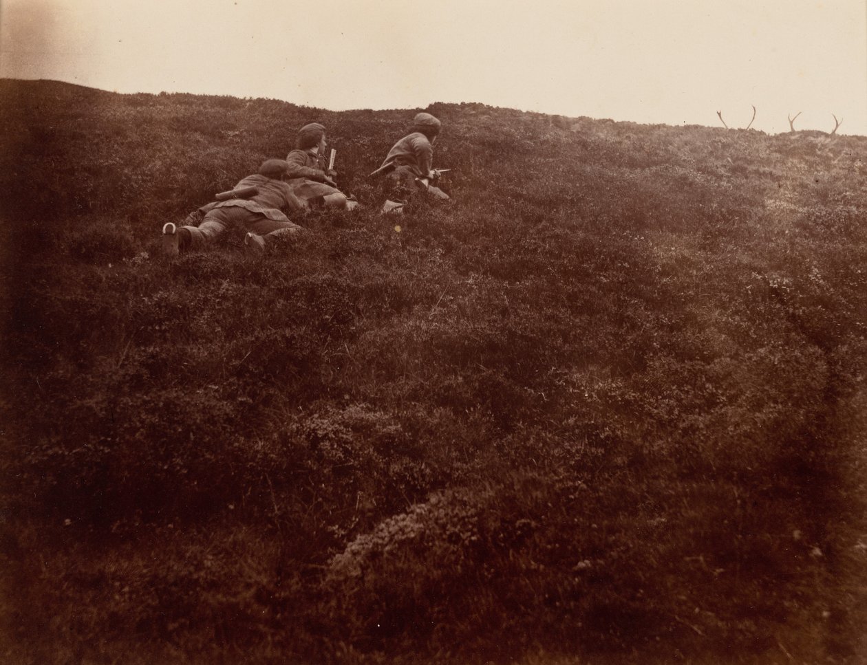 Horace i Edward polujący na jelenie, 1856 (zdjęcie) autorstwa Horatio Ross