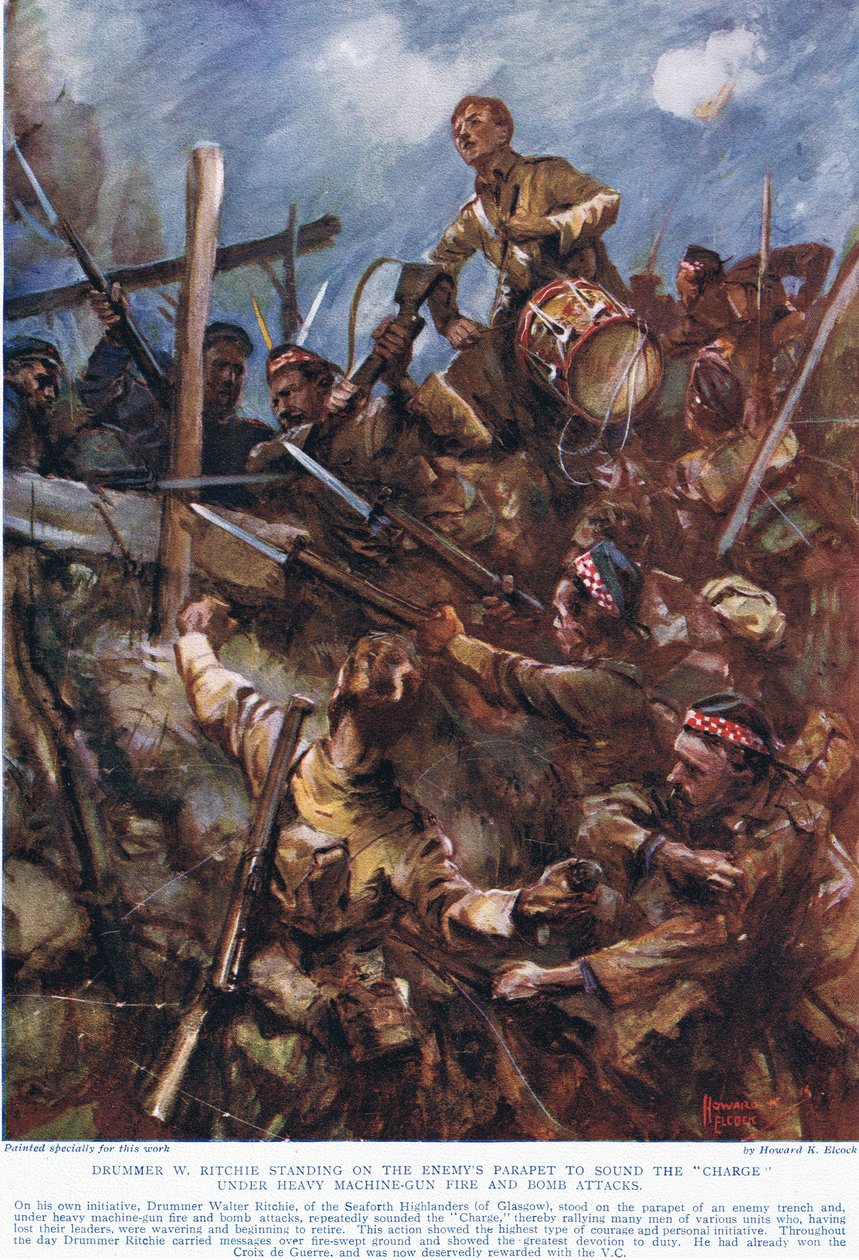 Bębniarz W. Ritchie stojący na gzymsie wroga, by oznajmić "szarżę" pod ciężkim ogniem karabinów maszynowych i atakami bombowymi, ilustracja z "Deeds that Thrill the Empire", opublikowana przez Hutchinson und Co, autorstwa Howard K. Elcock