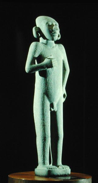 Młody człowiek z Tamuin, późny okres postklasyczny (1300-1521) (kamień) (patrz także 207852) autorstwa Huaxtec Huaxtec