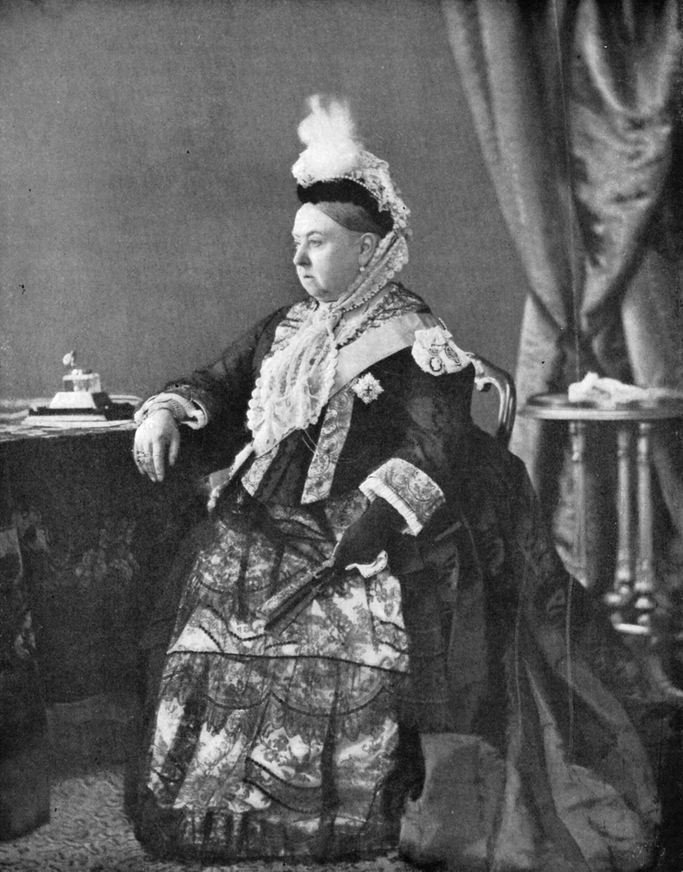 Królowa Wiktoria w sukience, którą nosiła na uroczystości z okazji Złotego Jubileuszu, 1887 r. autorstwa Hughes and Mullins