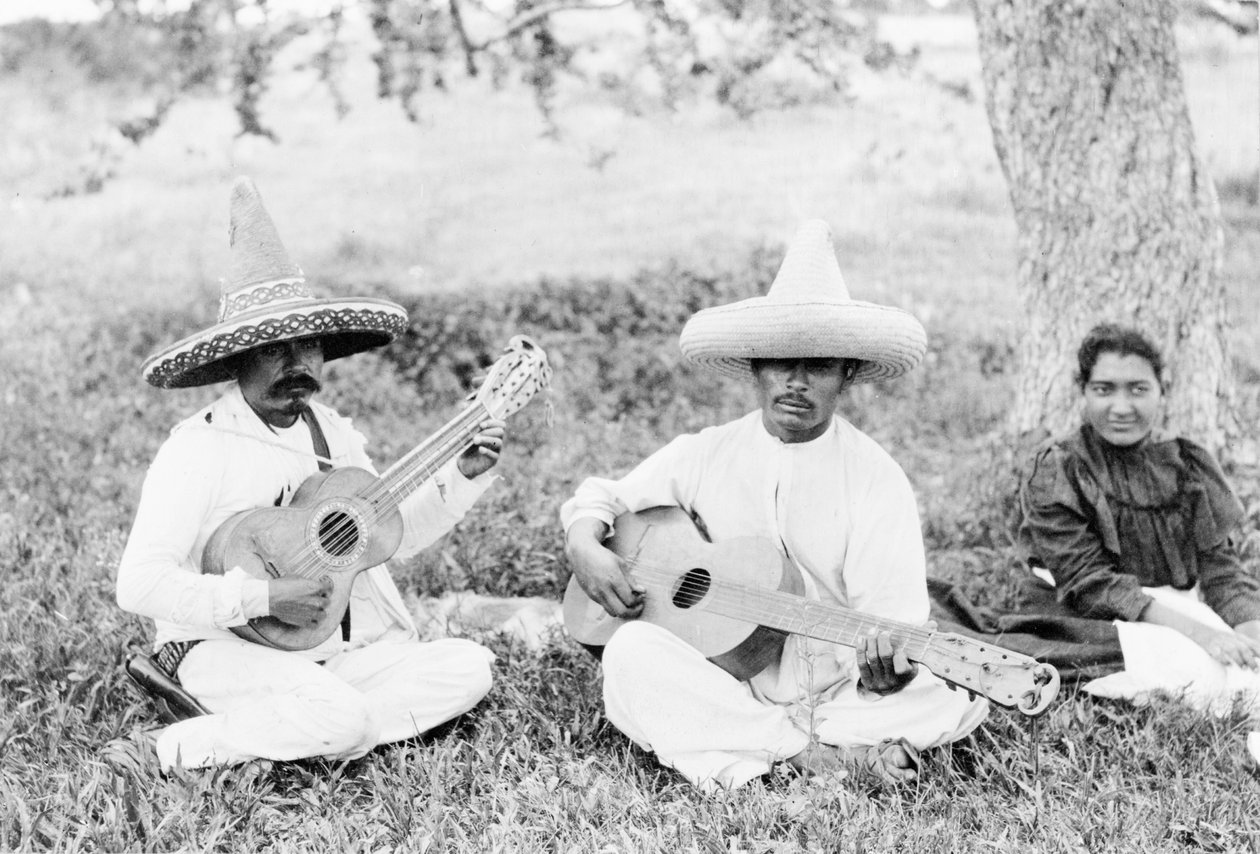 Meksykańscy muzycy grający na gitarach, ok. 1920 r. (zdjęcie czarno-białe) autorstwa Hugo Brehme